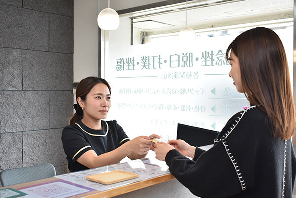 平日は夜21時まで、土日、祝日も営業
